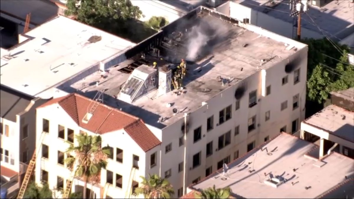 Fire breaks out at apartment building in Koreatown – NBC Los Angeles