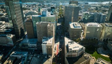 More than one-third of downtown Oakland office space is empty, report says