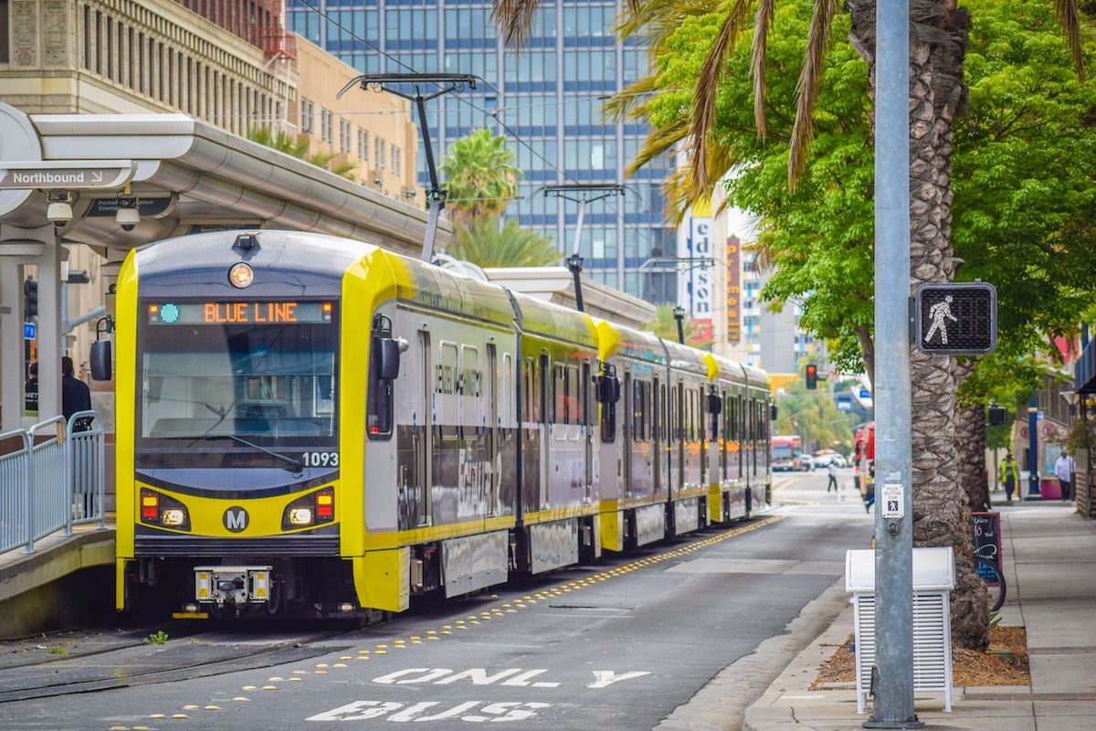 Man stabbed on Metro train in Long Beach | 2 Urban Girls