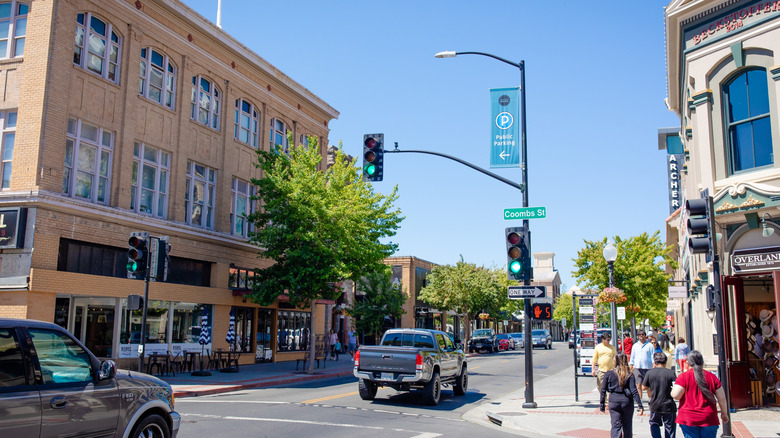 View of intersection and downtown Napa shopping area