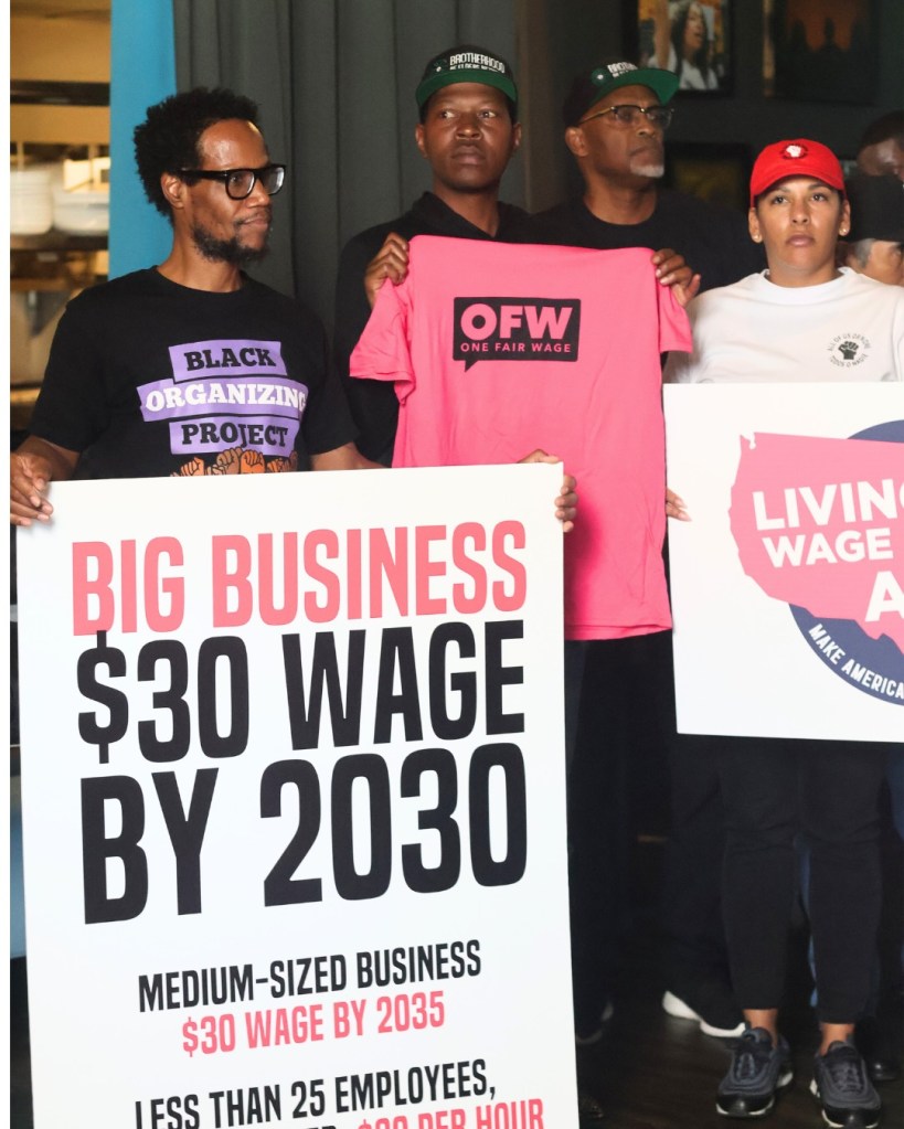 People protest for a $30 minimum wage by 2030 for big businesses and 2035 for medium-sized businesses.