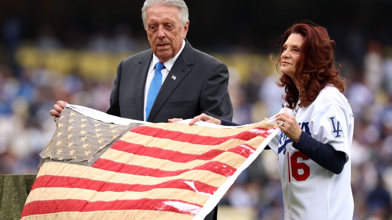 Dodgers honor Rick Monday's dramatic 1976 flag rescue