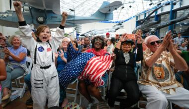 San Diegans gather at watch parties, along shoreline to glimpse Artemis II splashdown off coast – San Diego Union-Tribune