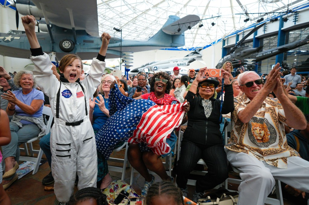 San Diegans gather at watch parties, along shoreline to glimpse Artemis II splashdown off coast – San Diego Union-Tribune