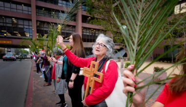 Faith leaders, volunteers show solidarity with immigrants during Holy Week