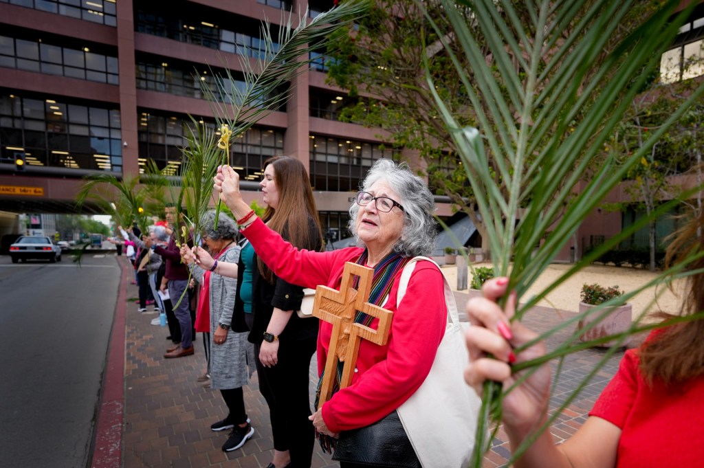 Faith leaders, volunteers show solidarity with immigrants during Holy Week