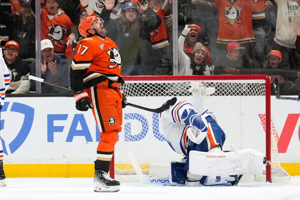 Anaheim Ducks blast Edmonton Oilers 7-4 in their first home playoff game in 8 years