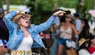 Strong winds cause Stagecoach to be postponed, fans evacuated