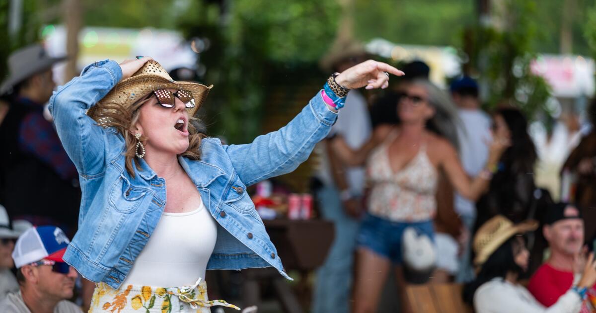 Strong winds cause Stagecoach to be postponed, fans evacuated