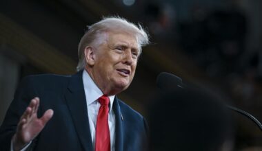 Column: Pay attention to the deficit, even if Trump won’t