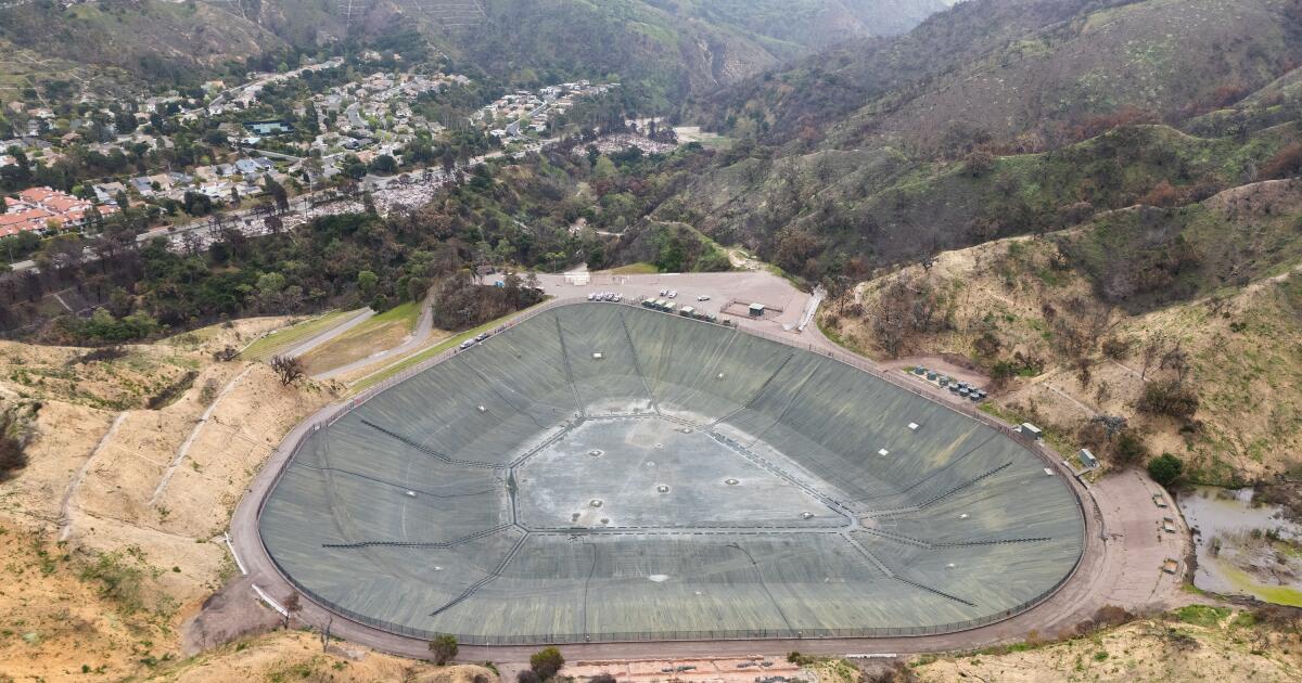 Palisades reservoir that was empty during fire is dry again. Residents aren't happy about it