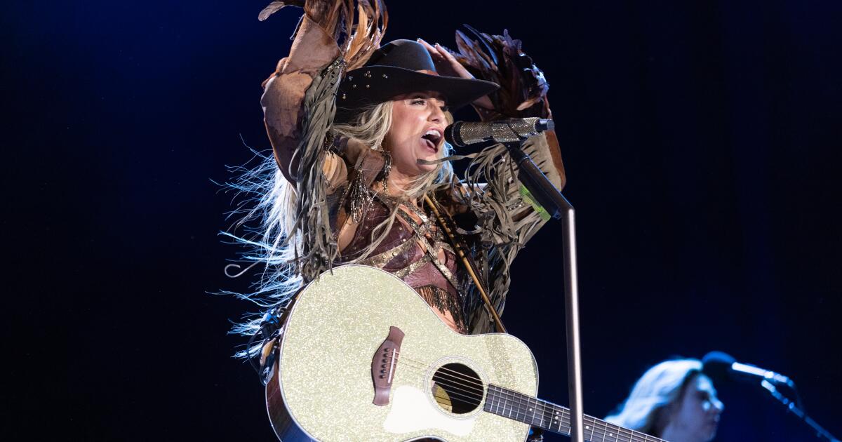 What Lainey Wilson did after the wind briefly shut down Stagecoach