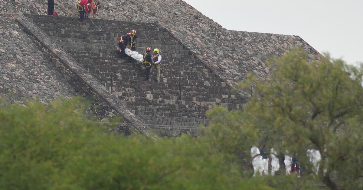 Gunman kills tourist, and 13 others are injured on Mexico's Teotihuacán pyramid