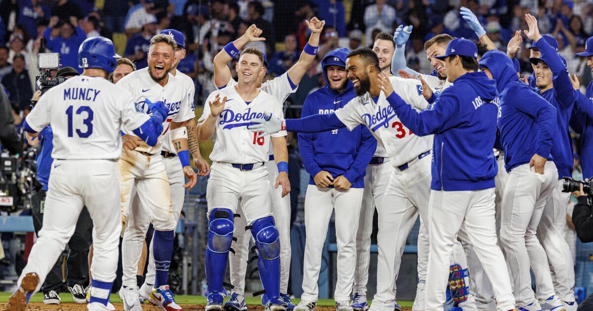Max Muncy caps his 3-homer night with walk-off blast in Dodgers' win