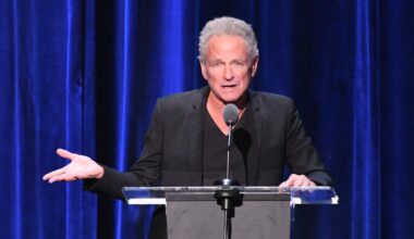 Fleetwood Mac's Lindsey Buckingham's alleged stalker arrested