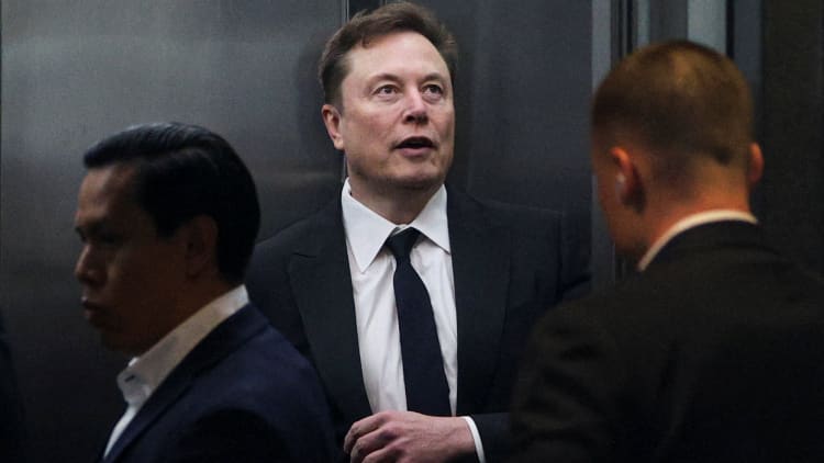 Watch Elon Musk enter court for the third time on the stand in the OpenAI trial