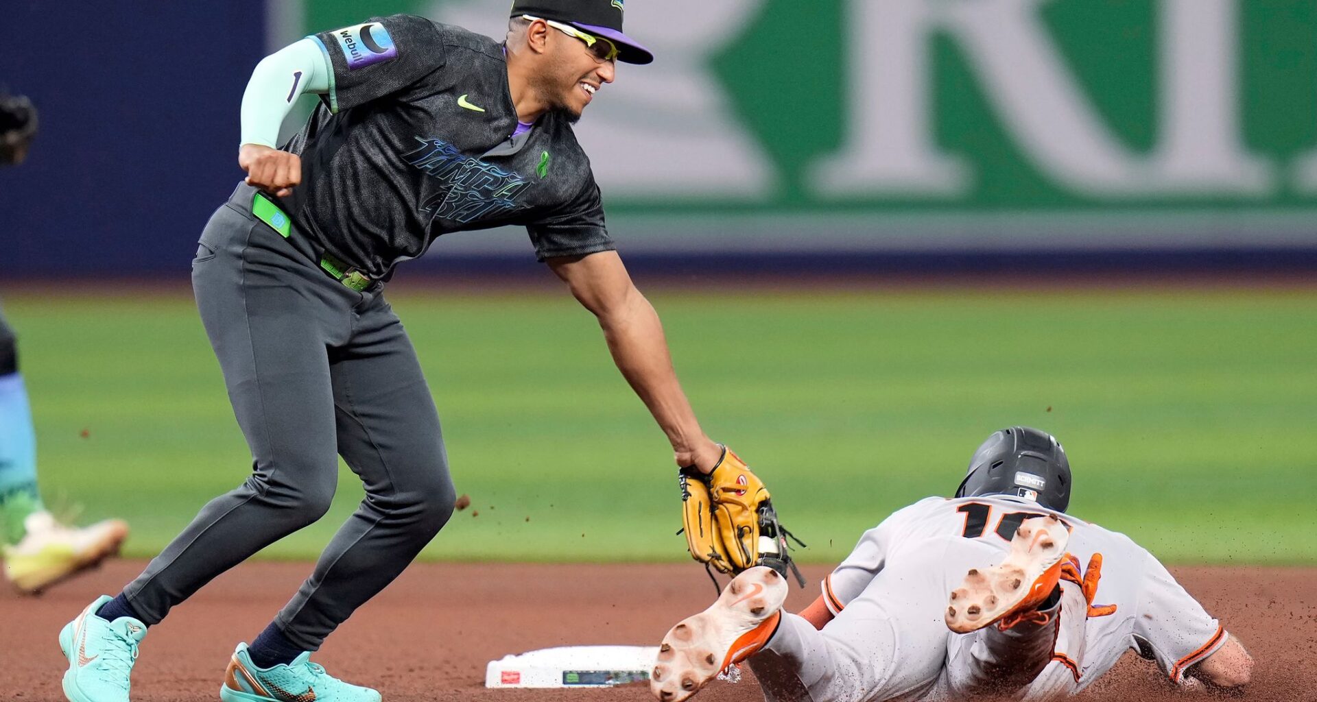 Home run call goes against Giants as San Francisco drops fifth in row