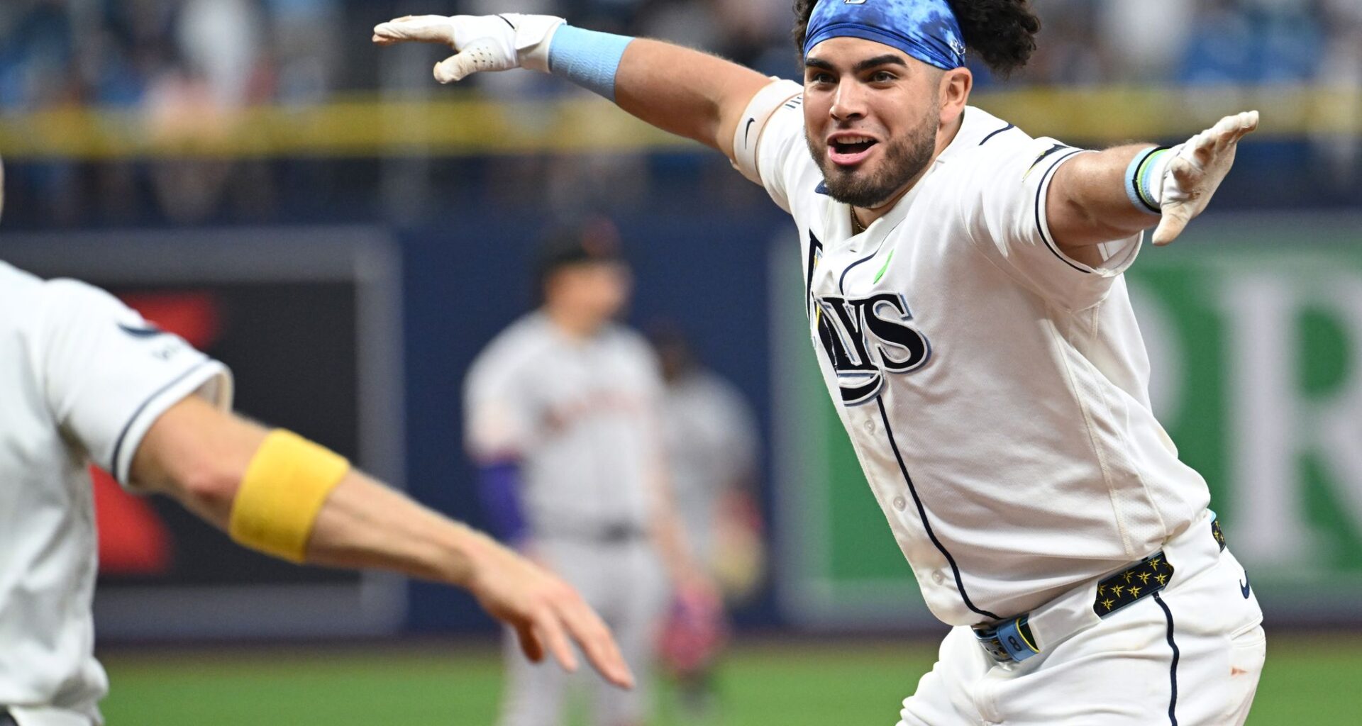Jonathan Aranda's walk-off single gives Rays 2-1 win over Giants for 3-game sweep
