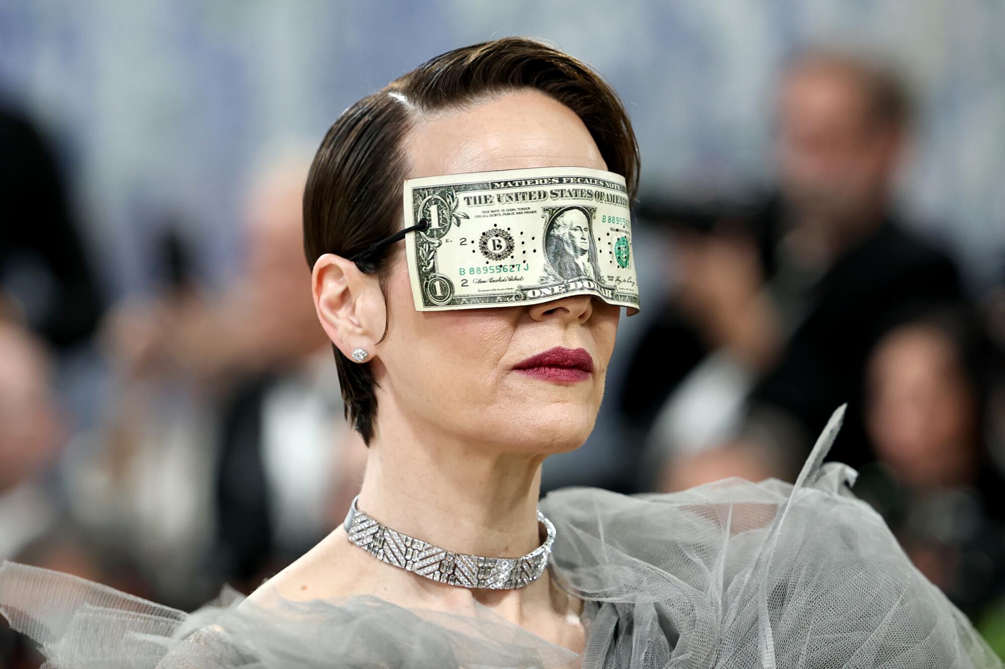 Sarah Paulson wears a dollar bill mask at the Met Gala.