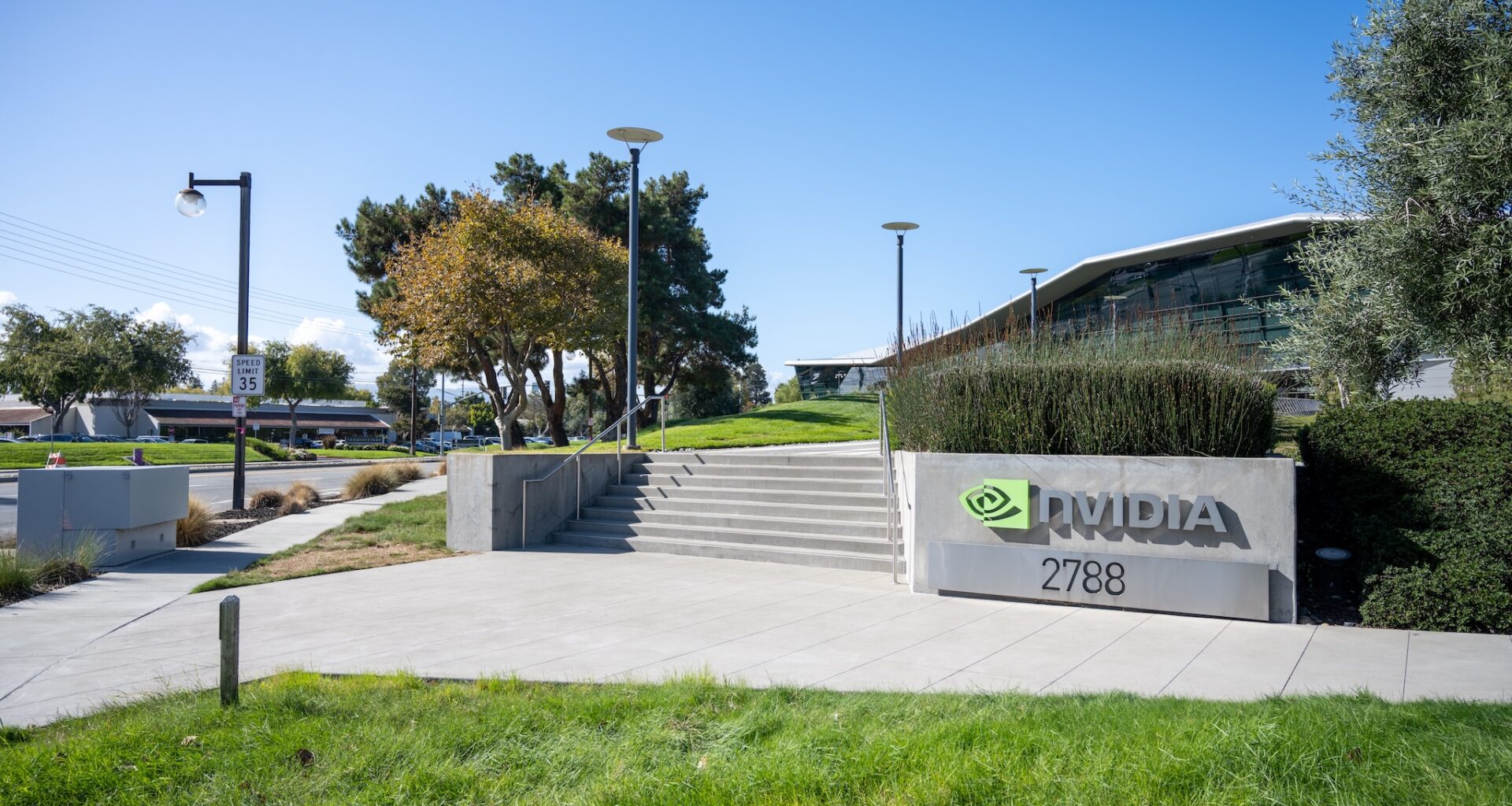 Bay Area tech billionaire doubles down on living in California, again
