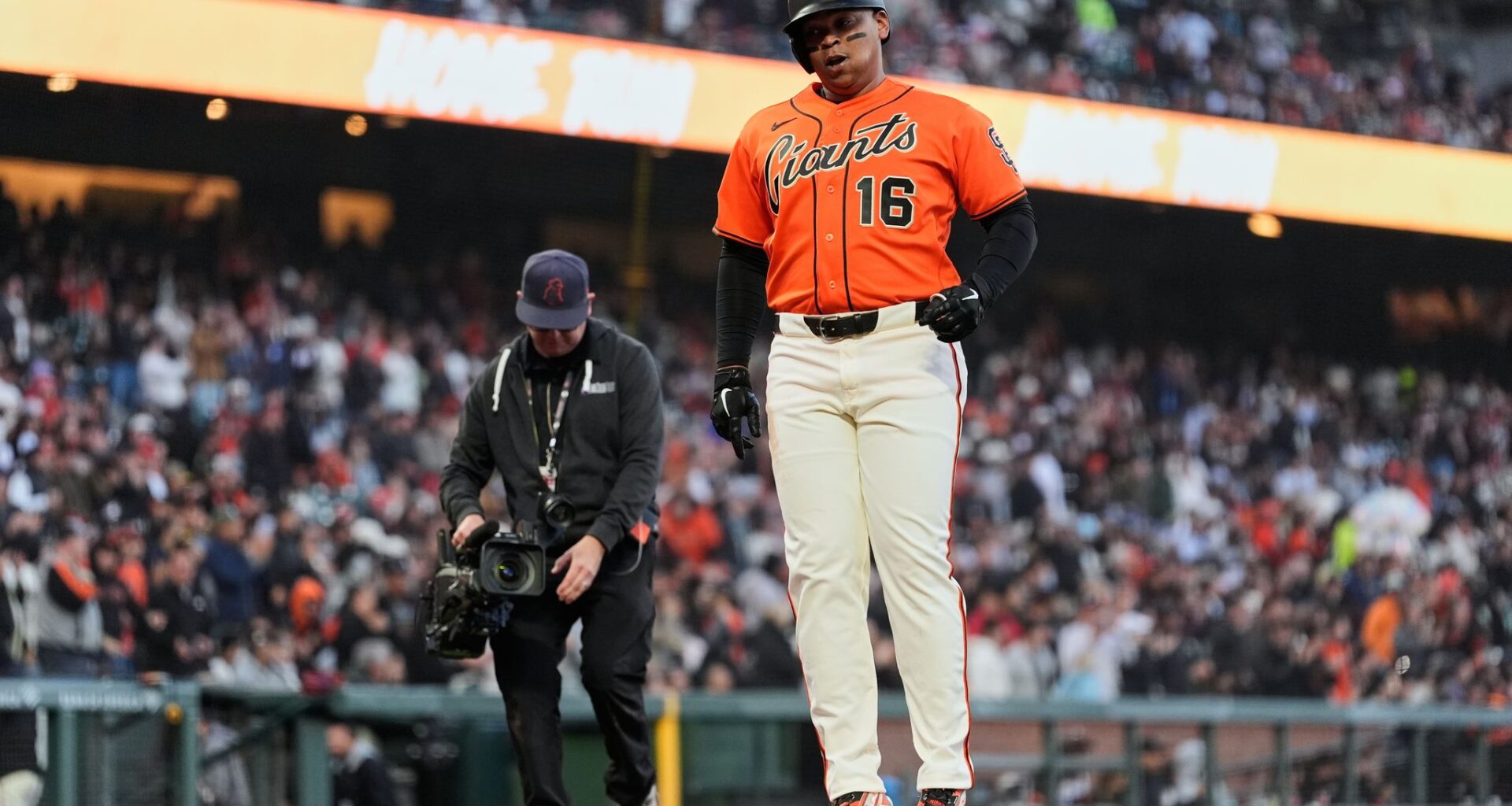 SF Giants collect 12 hits in series-opening win over Pirates