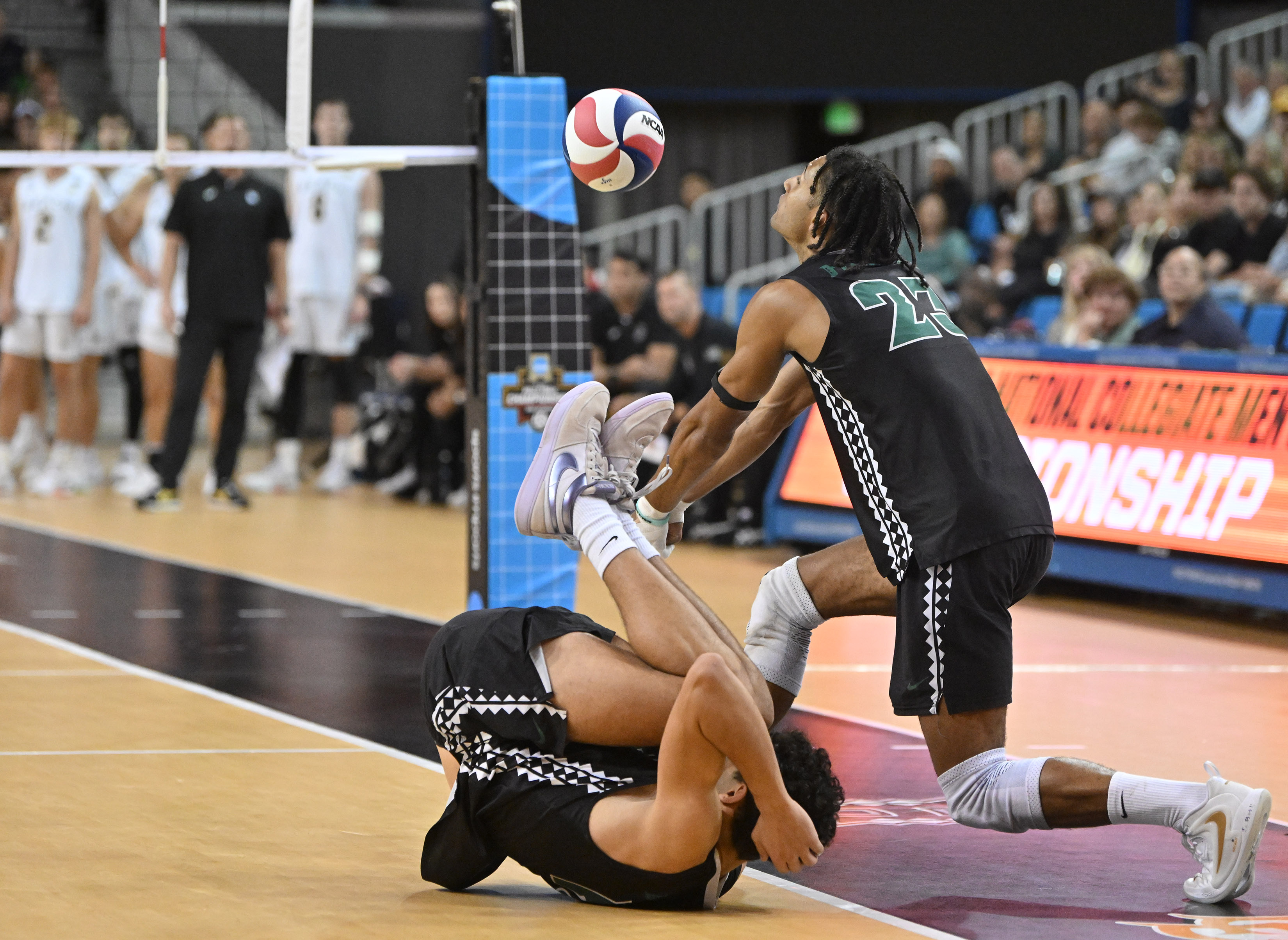 Hawaiiâs Louis Sakanoko digs for the ball against Long Beach...