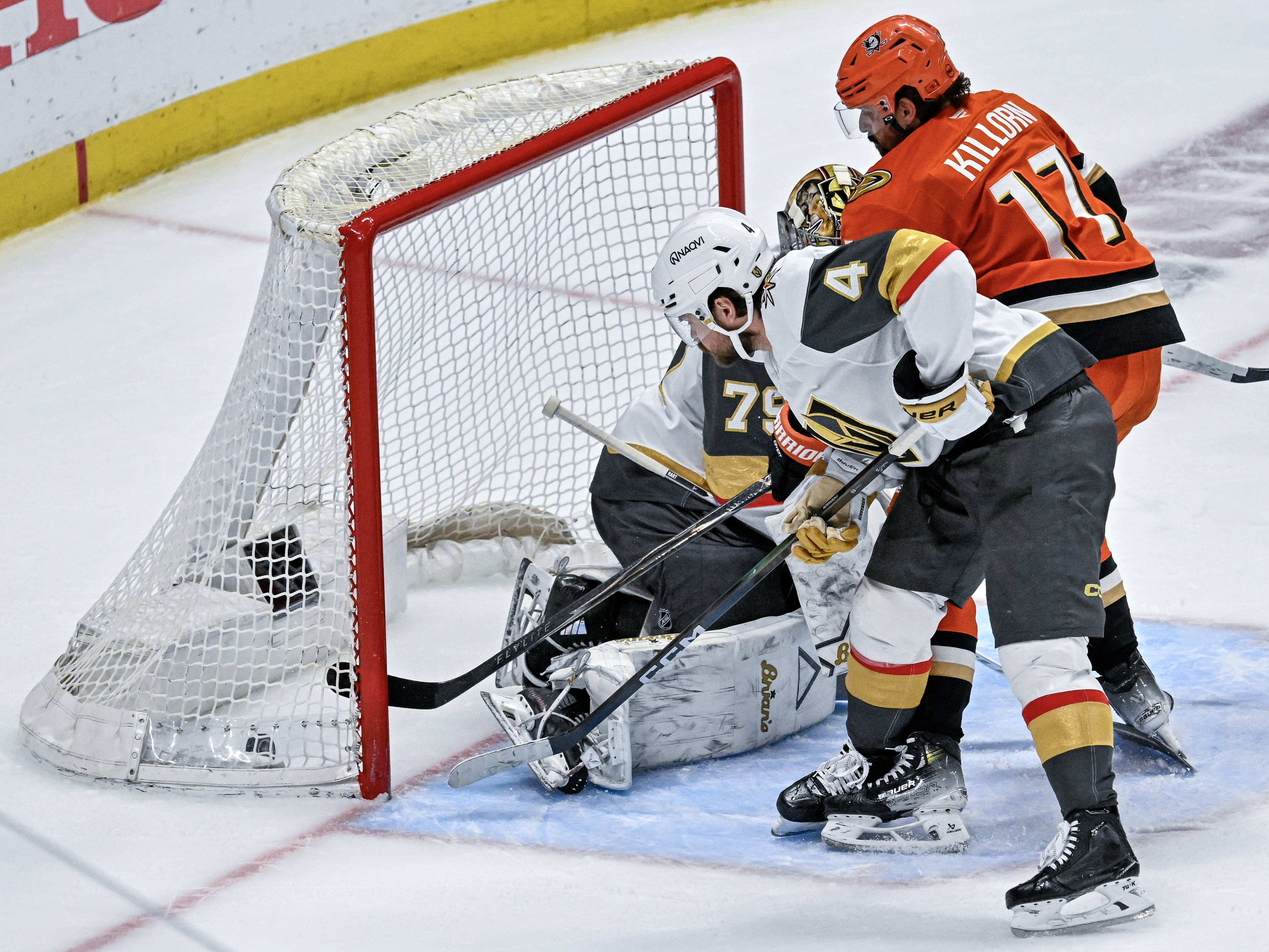 The Ducksâ Alex Killorn (17) shoots and scores during the...