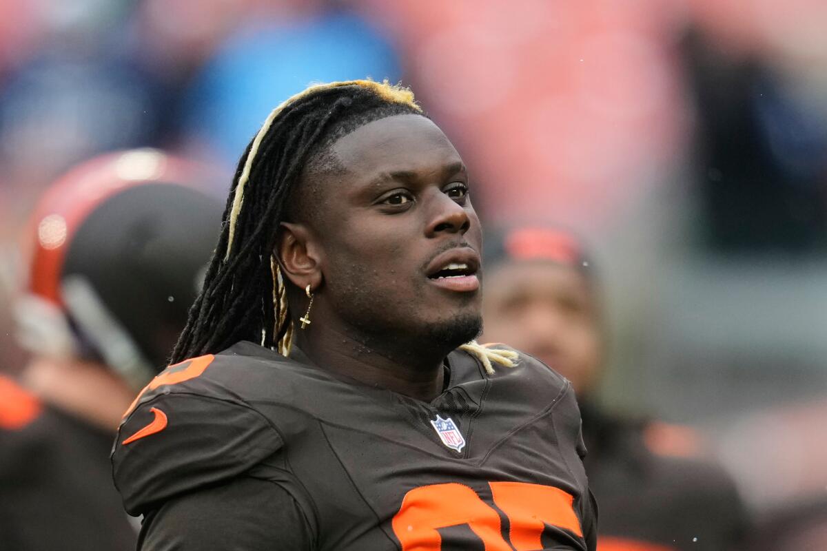 Cleveland Browns tight end David Njoku warms up before an NFL football game.