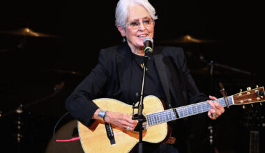 Joan Baez surprises Indigo Girls fans in San Francisco