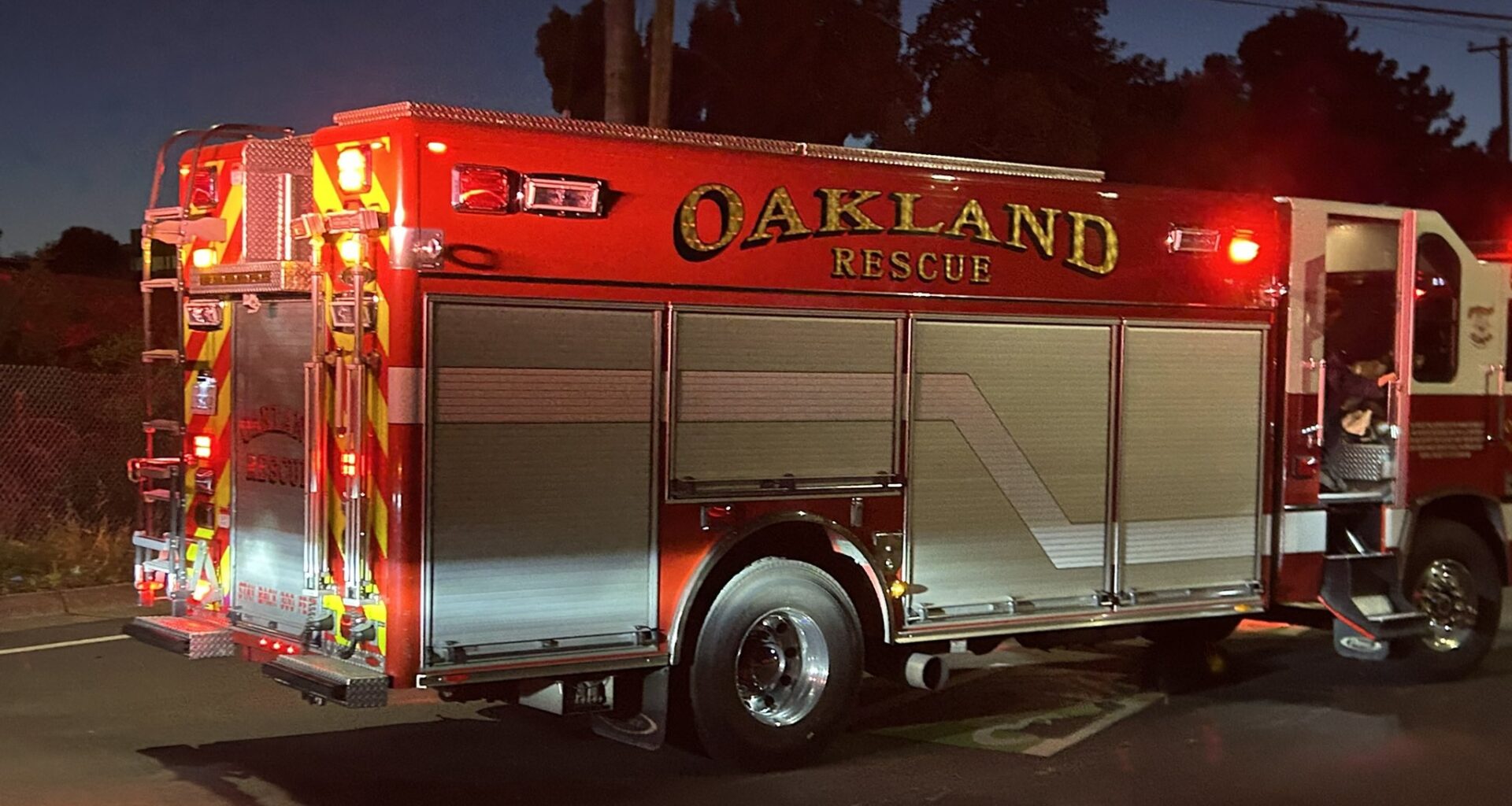 3 dead after driver hits cars and pedestrians in Oakland