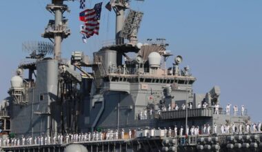 USS Essex docks in San Pedro’s Outer Harbor for L.A. Fleet Week – Daily Breeze
