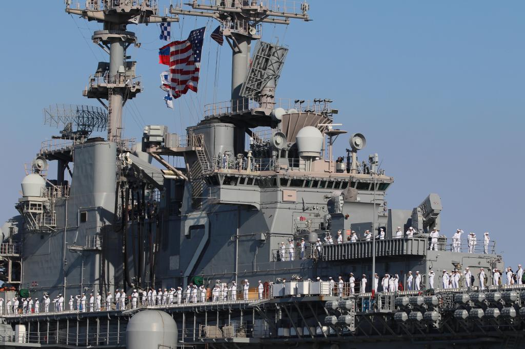 USS Essex docks in San Pedro’s Outer Harbor for L.A. Fleet Week – Daily Breeze