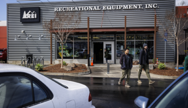 Berkeley REI's unionized workers urge boycott of anniversary sale amid contract fight