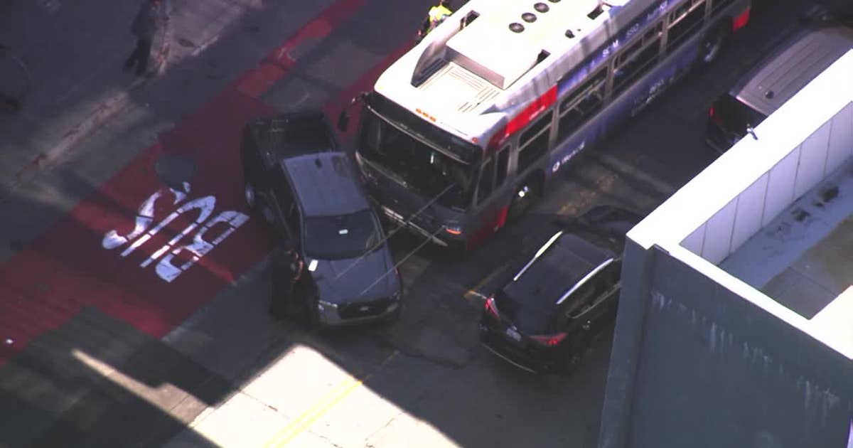 Muni bus crashes with pickup truck in SF's Mission District, possible injuries