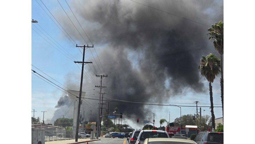 Tire recycling center fire sends plume of dark smoke over South Gate – Press Telegram