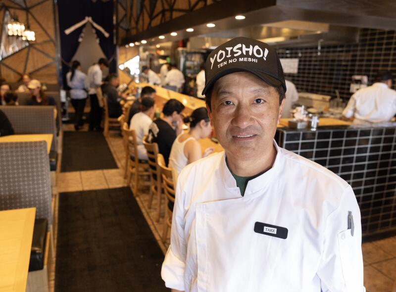 A bottle of green tea. Manager Takeshi Yamamura. The ebi fry with panko-fried shrimp.