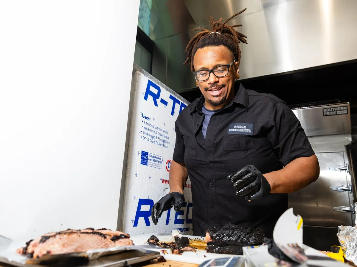 This ‘Chopped’ winner is back in Oakland with some of the Bay’s best smoked brisket and ribs