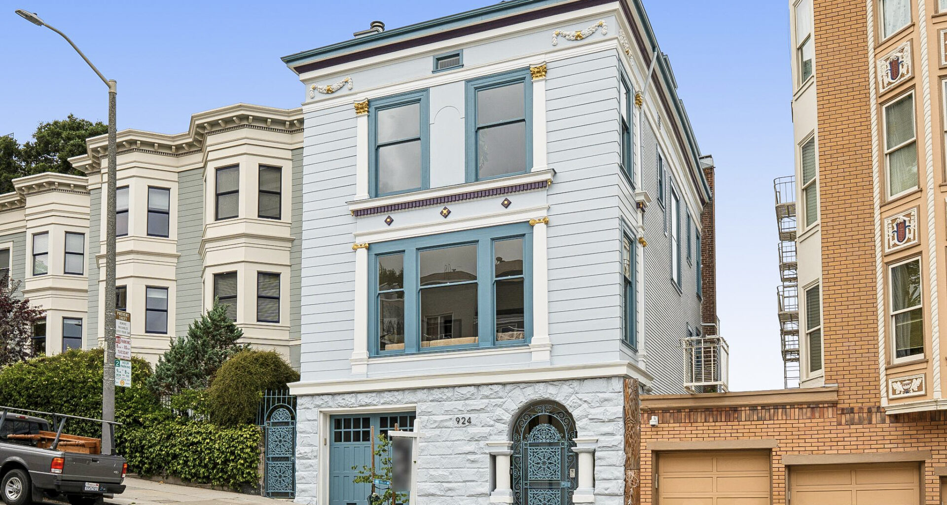A Colgate heir built this SF mansion. Buyers rushed in.