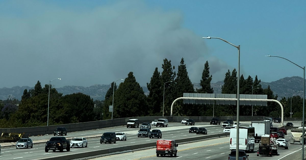Fast-growing brush fire in Southern California threatens homes :: WRAL.com