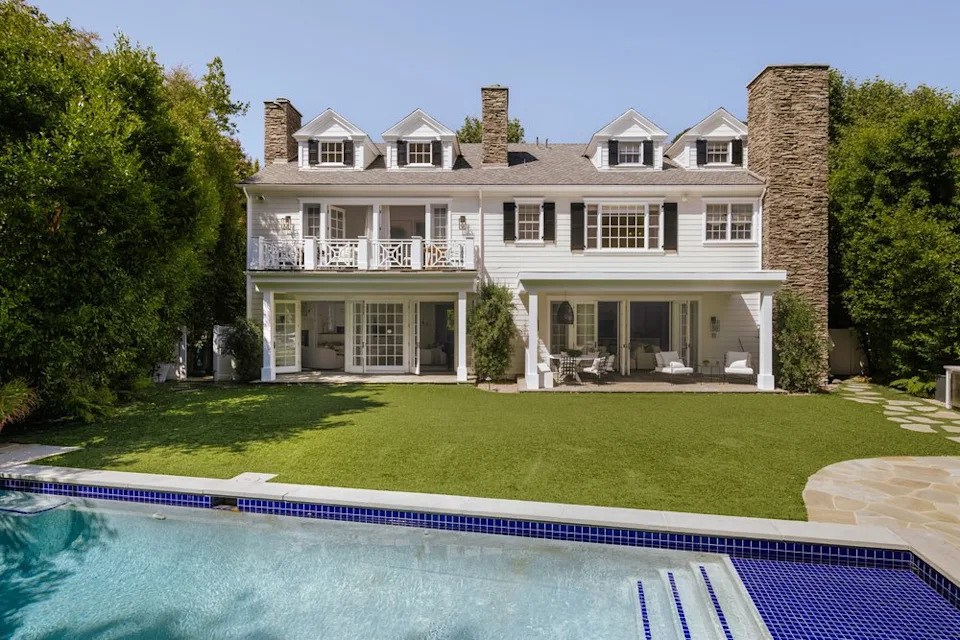"Buffy the Vampire Slayer" star Sarah Michelle Gellar and her actor husband, Freddie Prinze Jr., have put their stunning Hamptons-stye Los Angeles home on the market for $10.5 million. <span class="image-credit">(Christian Cruzio Studios)</span>