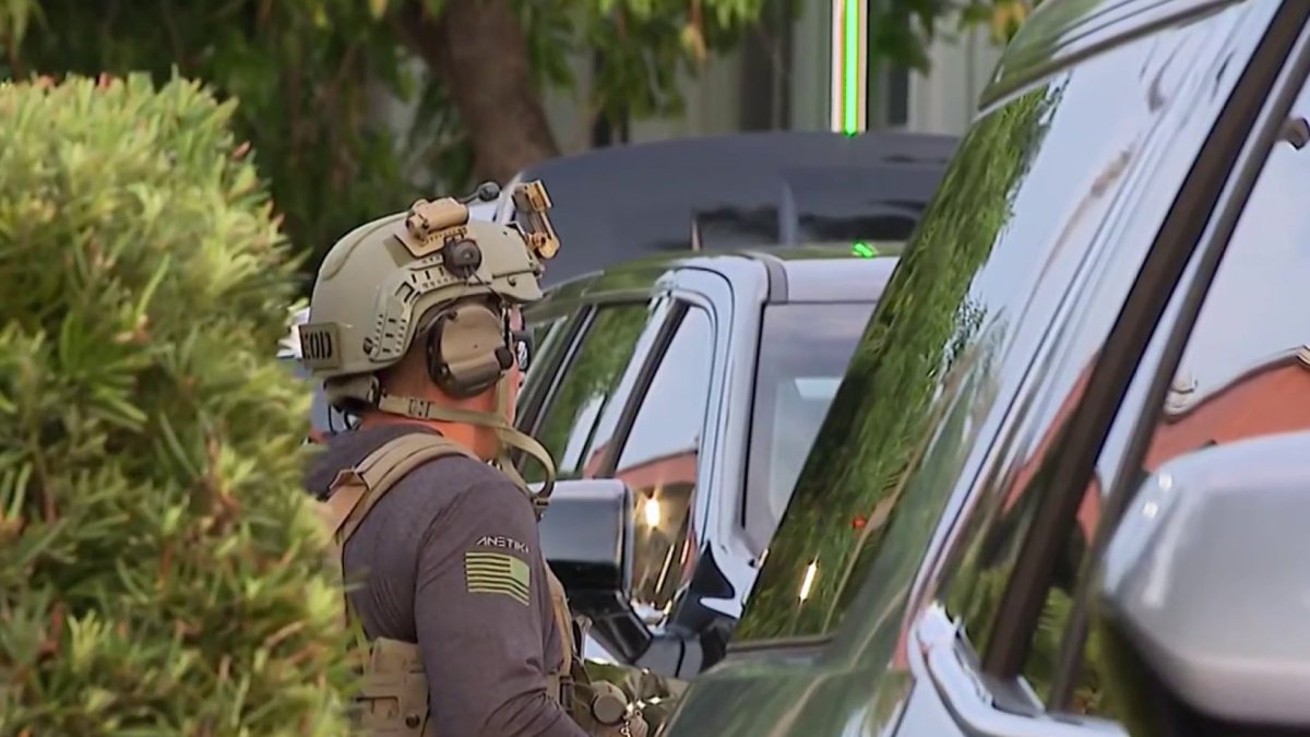 Residents evacuate from Oakland Park apartment building for barricaded man – NBC 6 South Florida