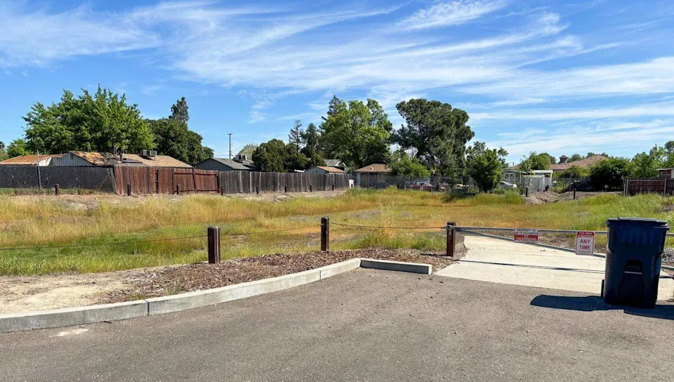 A vacant lot on Nali Court in Sacramento’s Robla neighborhood, photographed in March 2026, was purchased in a tax auction by investor Valeriy Kesov for $60,400 in 2025. The county later rescinded the sale, as it had been previously dedicated for drainage use by a developer.