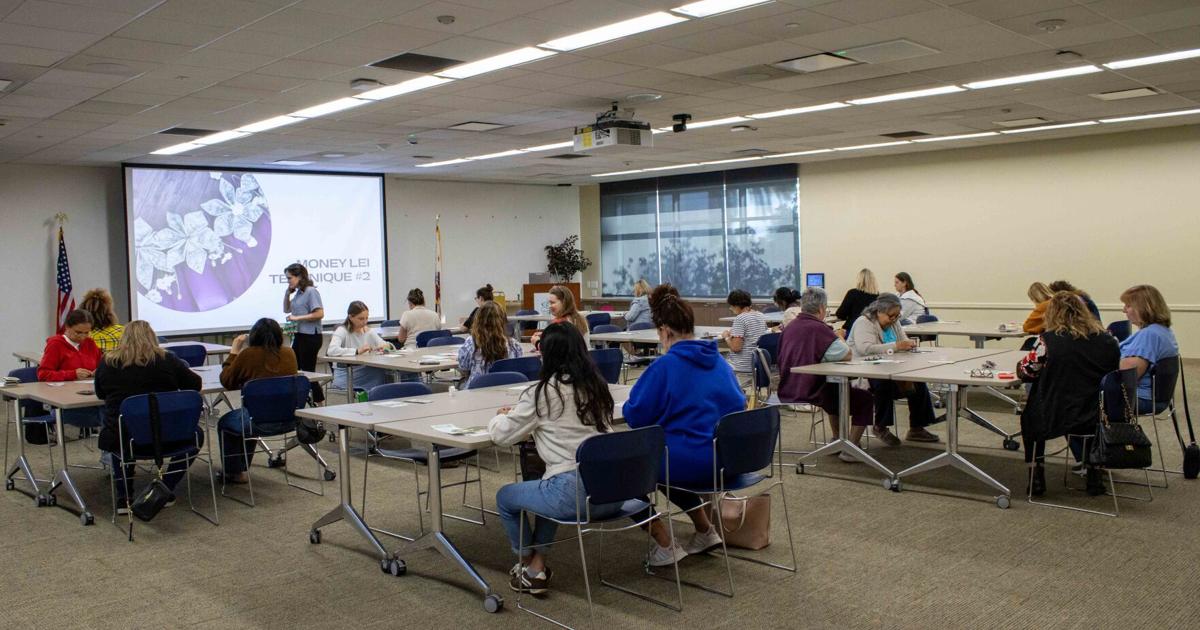 Fullerton locals ‘lei’ back for crafty library event | Lifestyle