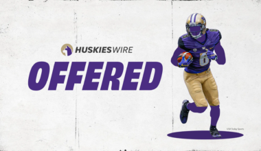 Washington Huskies extend offer to long, rising 2028 California CB