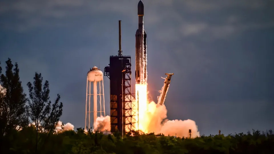 As part of the settlement, the commission apologized for “improper” remarks about Musk’s political views at a 2024 hearing on SpaceX’s Falcon 9 launch program. Charles Briggs/ZUMA / SplashNews.com