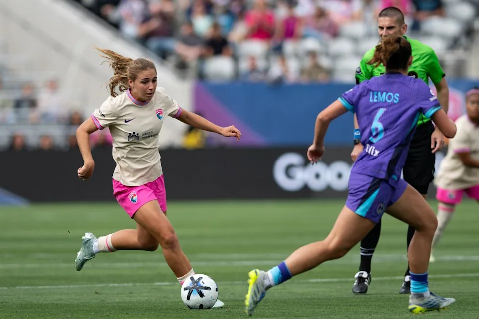 San Diego Wave midfielder Kimmi Ascanio (8) attacks with the ball during an NWSL match between Orlando Pride SC and San Diego Wave FC on Sunday, May 24, 2026 at Snapdragon Stadium in San Diego Calif.