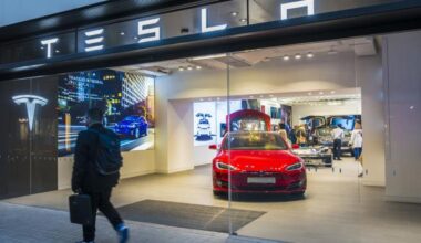 Tesla Lands Record $100M Deal for 370 Semi Trucks in California