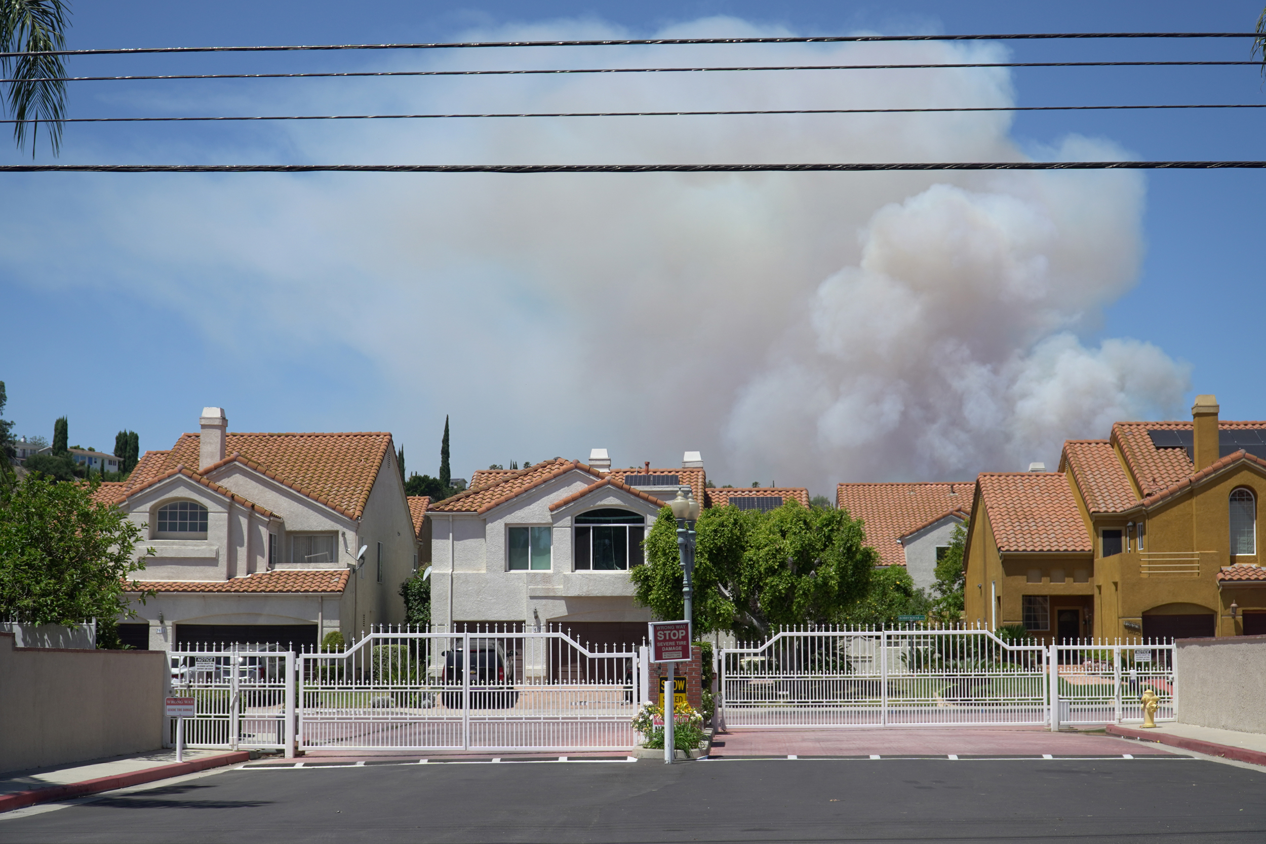 The Sandy Fire burns behind a neighborhood in Simi Valley on Tuesday. Credit: Steven Rodas/Inside Climate News