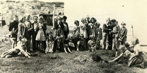 Children of Azure Vista gather in the mid-1940s. (Provided by Bob Smith)