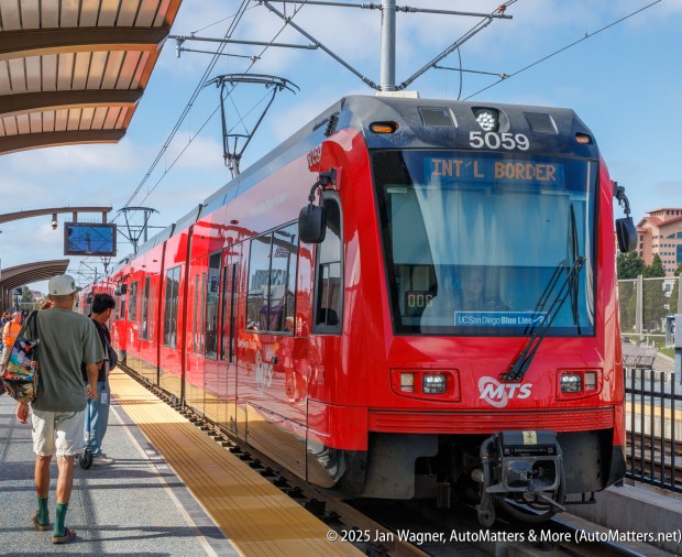San Diego Trolley at Nobel Station(Jan Wagner)